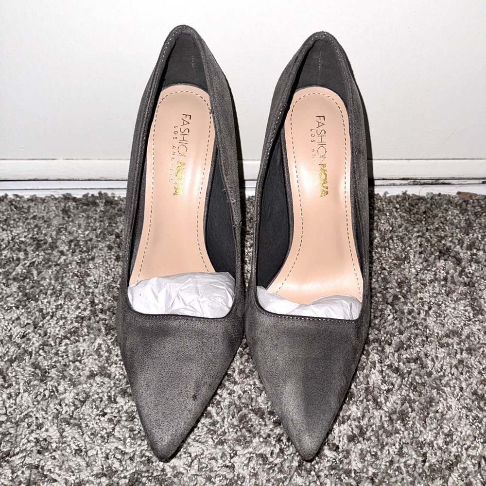 Grey pumps
